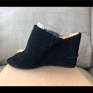 UGG Shoes - NEW Ugg Shoes Black Lively Size 8 UGG Shoes - NEW Ugg Shoes Black Lively Size 8